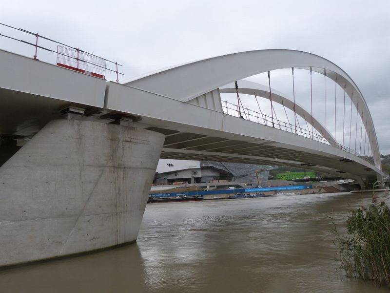 Le Pont Raymond Barre de Lyon, quasi terminé, en Nov 2013