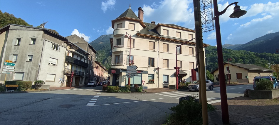 Saint Michel de Maurienne 2026 : Le Mont Cenis c'est tout droit ; à droite c'est le col du Télégraphe et le Galibier..