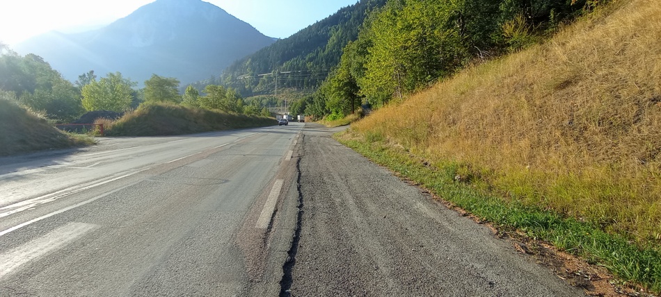 Peu avant Modane, la route D 1006 , mériterait un aménagement cyclable ici