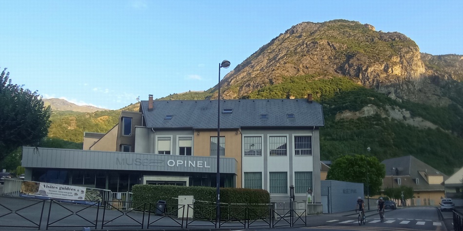 St jean de Maurienne, claudio sort son Opinel