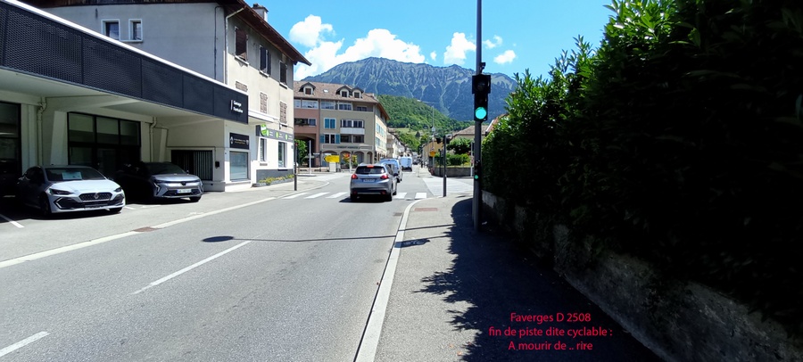 Faverges zentrum : Fin piste dite cyclable, passage  délicat !