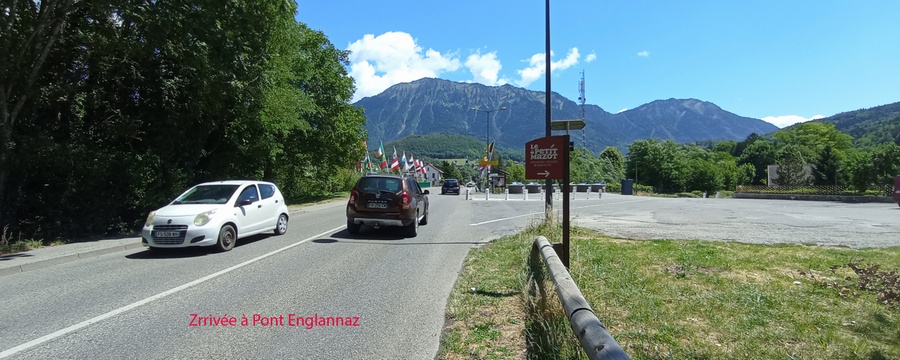 Faverges : Pont d'englannaz ; passage délicat , figurines sur la route, un raccord d'avec une passerelle risque d'être délicat..