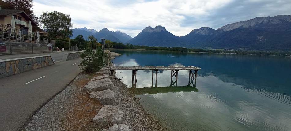 acqua-bassa-pontons-greve-arbre-sur-voie-verte-gliere-doussard-2026