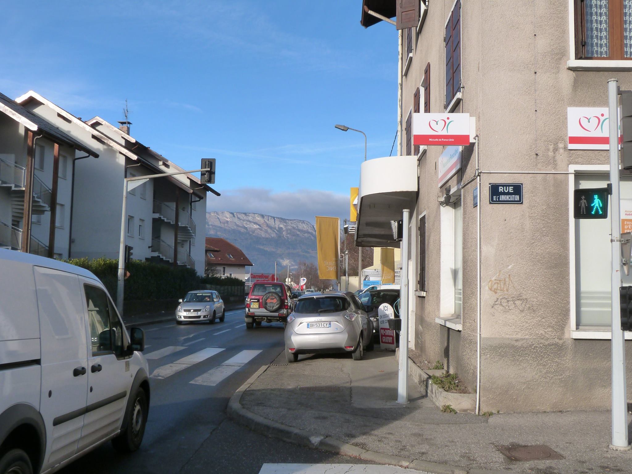 voiture-garée-trottoir-faverges-en-permanence
