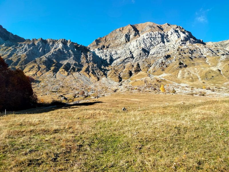 Le claudio tel un chamois dans la mont&eacute;e de la route des montagnes d'Ugine , dit : col de l'Arpettaz, sous le Charvin