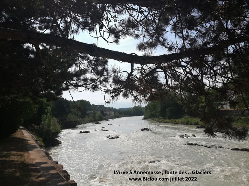 l'arve en crue, en pleine s&eacute;cheresse !