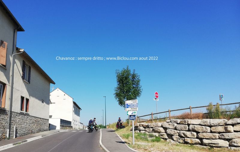 Chavanoz (Nord Is&egrave;re), le balisage ViaRh&ocirc;na enfin pos&eacute; en 2022 et ceci depuis saint Romain de Jalionas, assurant enfin la continuit&eacute; de la v&eacute;lo-route