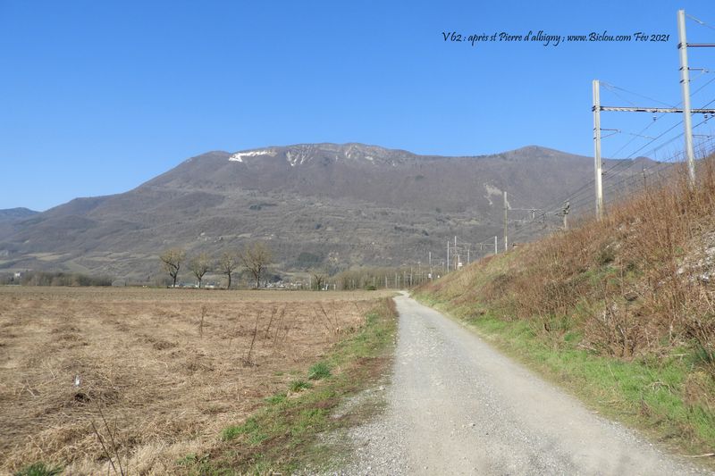 La ViaPreAlpina (V-62) devrait suivre la voie ferr�e ici par ce chemin dit Gravel ou strade bianche, en direction de Mont�lian ..