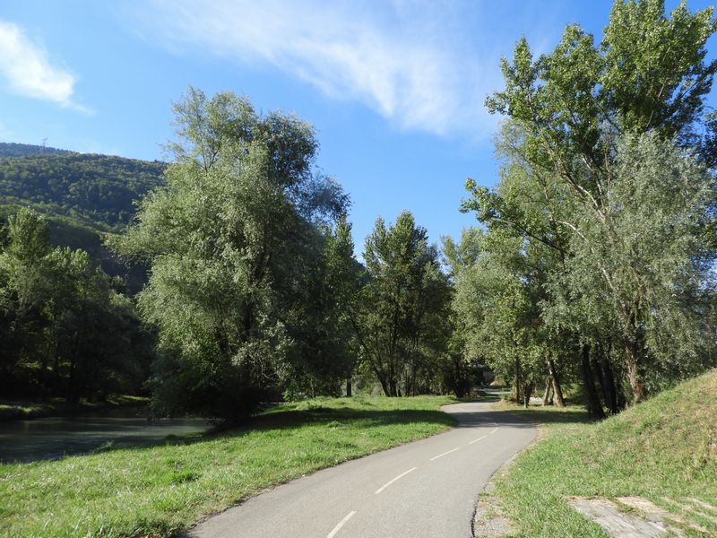 Albertville ; voie verte longeant l'Arly
