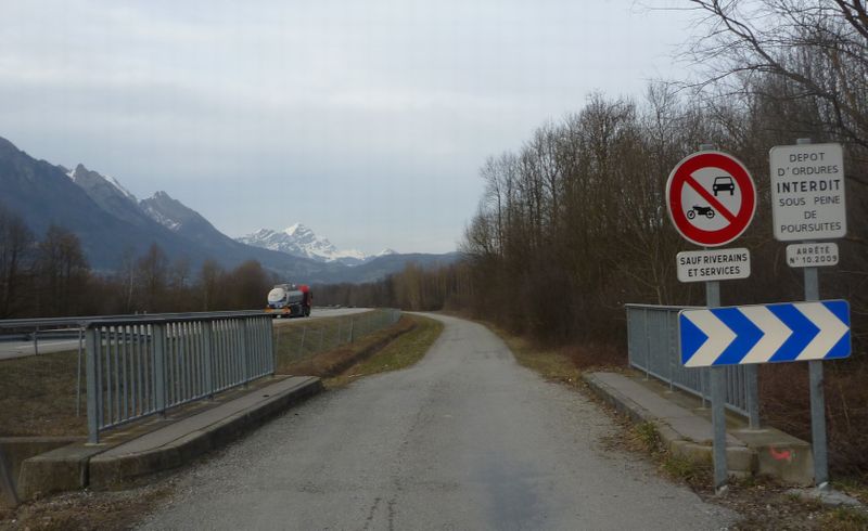 petite route cyclable longeant l'autoroute peu avant Albertville petite route cyclable longeant l'autoroute peu avant Albertville