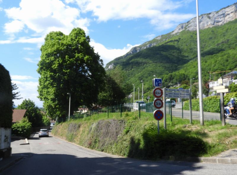 Sinon , option basse (on remarque le panneau zone 20 et vélos)
