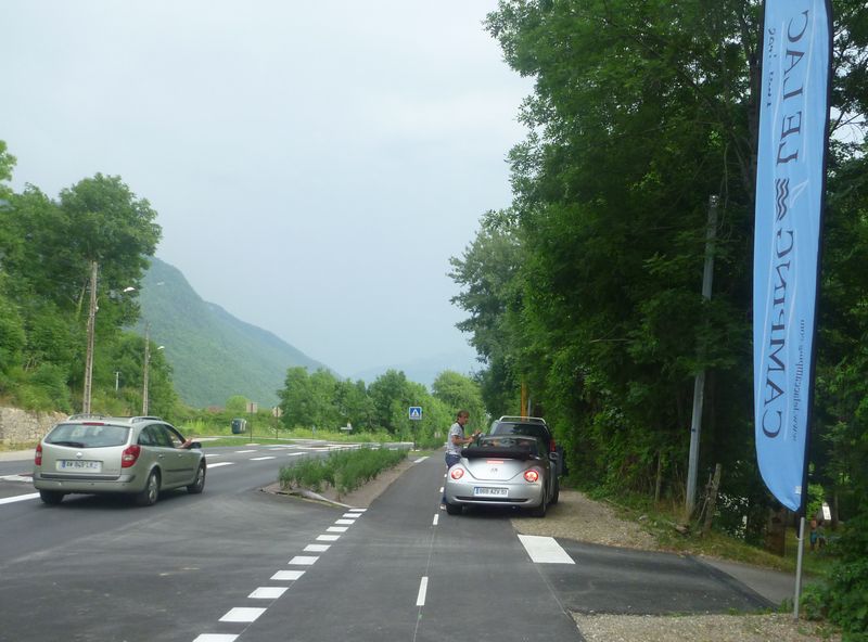 Angon 2011 : voie dite verte , les voitures ont vite vues que cette zone &eacute;tait int&eacute;ressante..