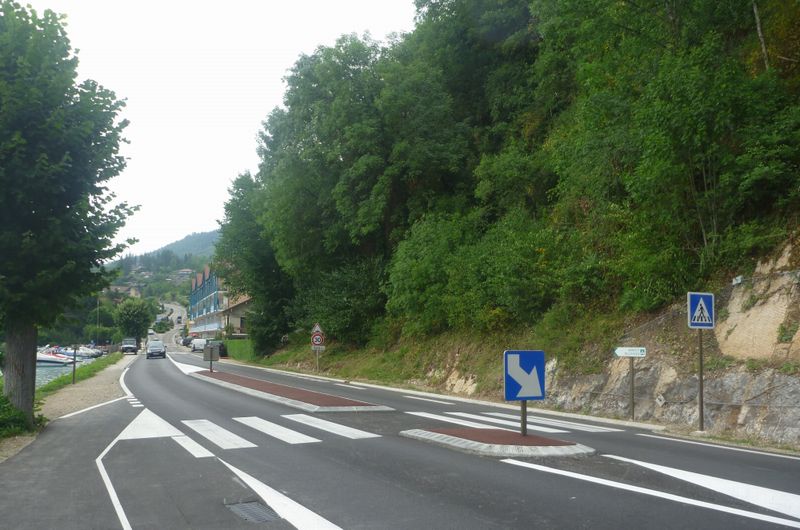 Fin piste cyclable pied de Talloires en 2011 , pied &agrave;&nbsp;terre et passage pi&eacute;tons