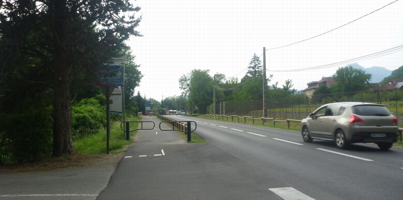 Barri&egrave;re sur la voie verte cyclable Angon Talloires 2011