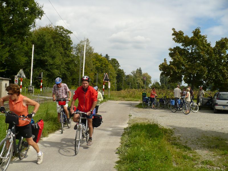 groupe de promeneurs &agrave; v&eacute;los en suisse allemanique