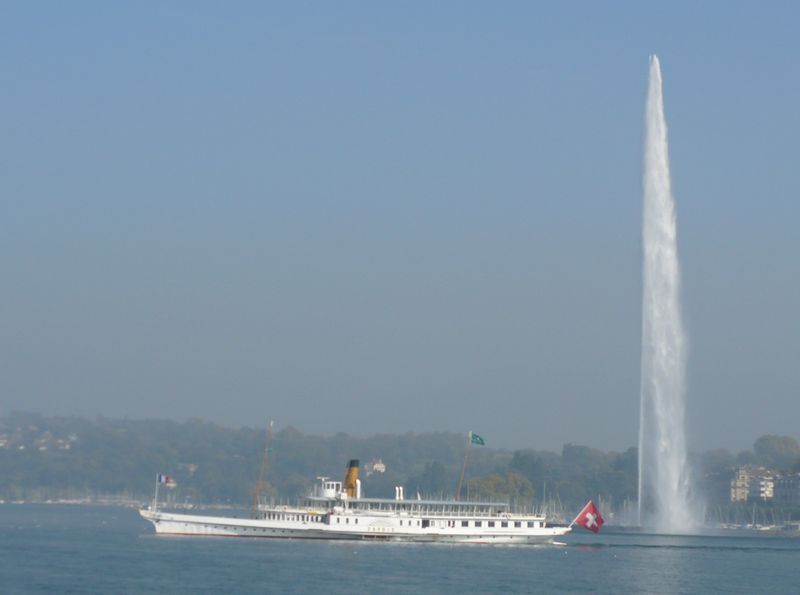 Le jet d'eau de Gen&egrave;ve semble sortir du b&acirc;teau.