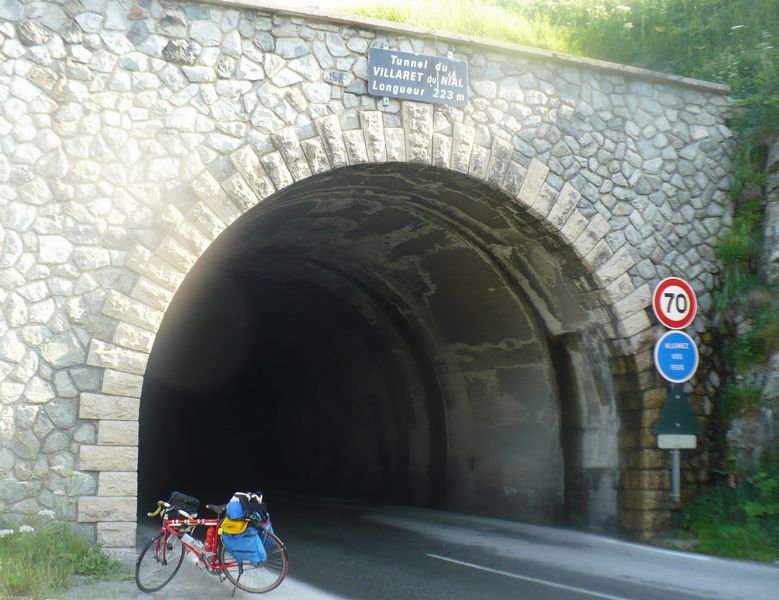Tunnel non éclairé du Villaret du Nial à Val d'isère en 2008 : un danger pour les cyclistes
