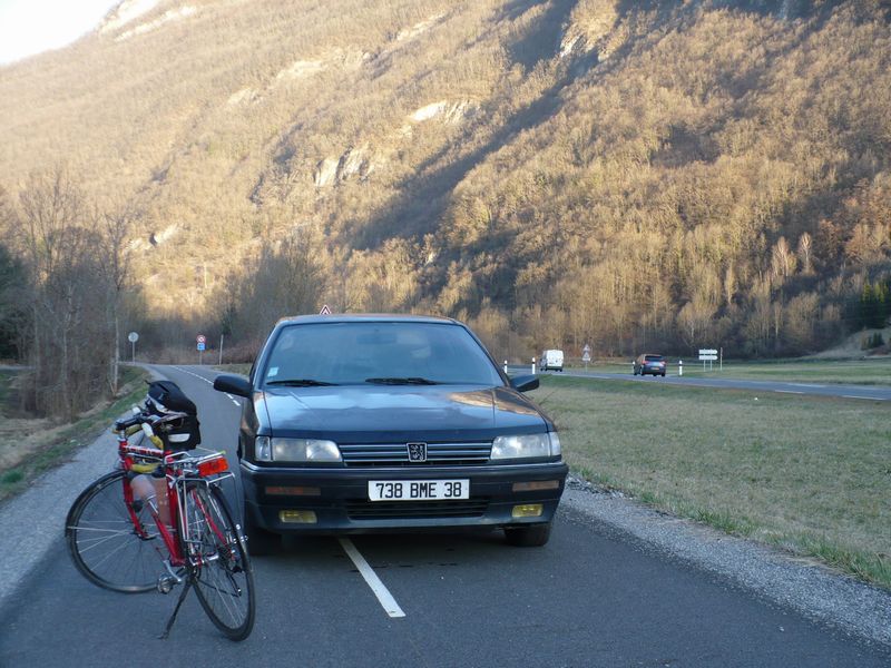 Voiture garée sur la piste cyclable Ugine faverges Voiture garée sur la piste cyclable Ugine faverges