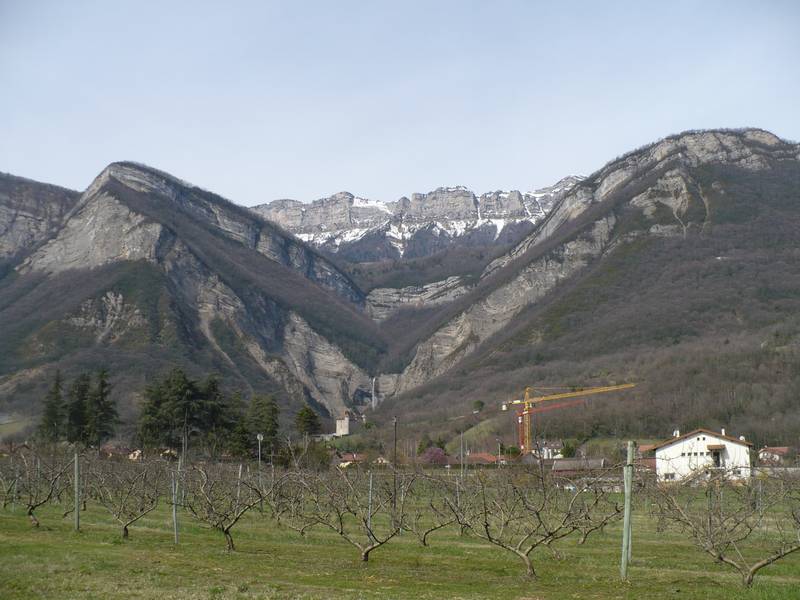 Le Cirque de Crolles, tel qu'un cycliste un tant soit peu attentionné peut l'admirer en passant par les vergers de la Terrasse à Crolles. Le Cirque de Crolles, tel qu'un cycliste un tant soit peu attentionné peut l'admirer en passant par les vergers de la Terrasse à Crolles.