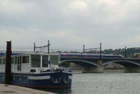 Le Tgv et les p&eacute;niches sur le Rh&ocirc;ne &agrave; Lyon