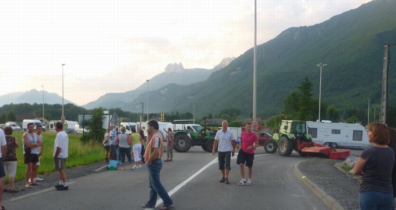 Conflit entre les gens du Voyage et les propriaitaires agriculteurs &agrave; Doussard en 2010