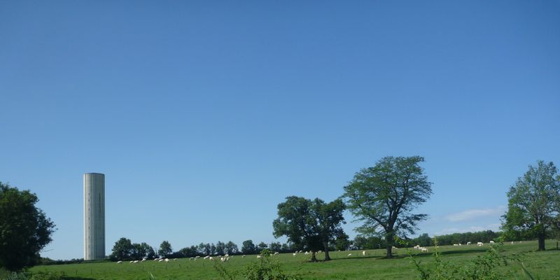 Ch&acirc;teau d'eau dans la plaine de l'Ain