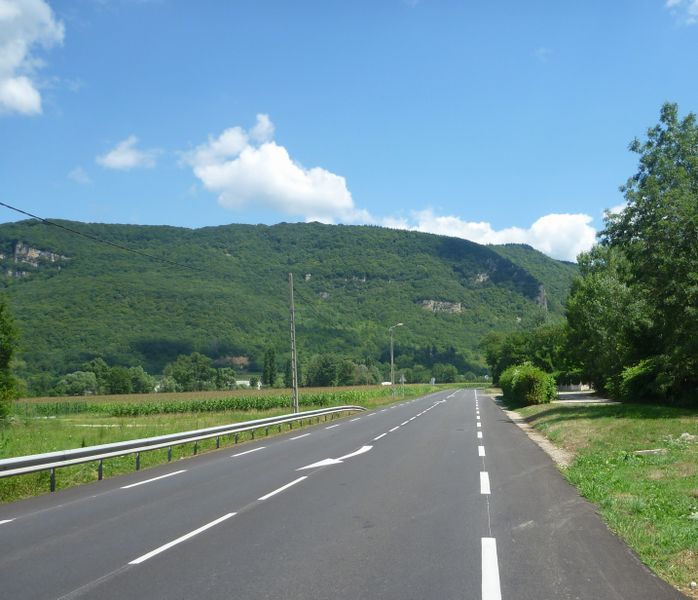 Bande cyclable le long de la route &agrave; Saint Sorlin en Bugey