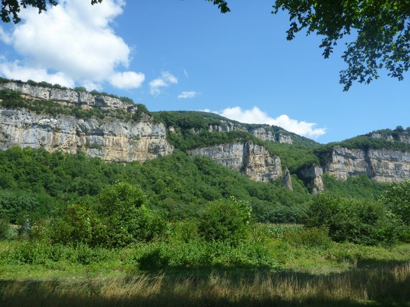 Les escarpements du Bugey dominent la vall&eacute;e du Rh&ocirc;ne