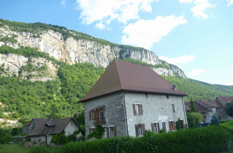 Maison Dauphinose typique le long de la Via-Rh&ocirc;na en 2010