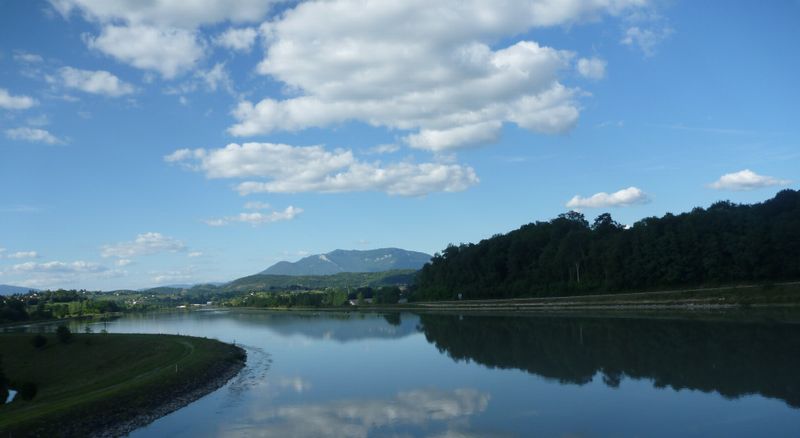 Le Rh&ocirc;ne &agrave; Chanaz : le Grand colombier en barre l'horizon