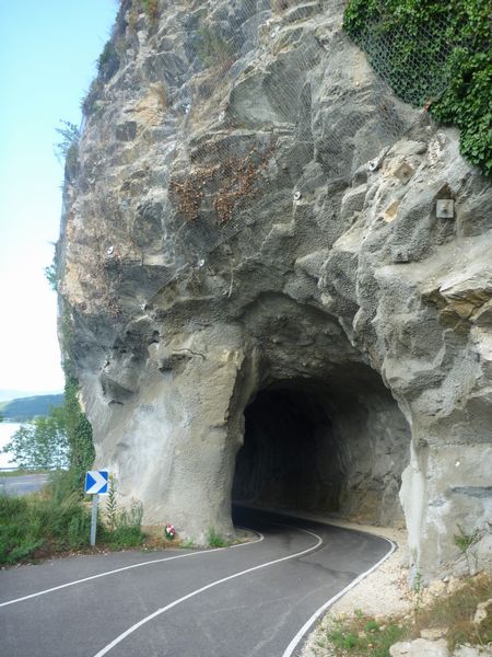 Tunnel sur la via Rh&ocirc;na, remarquez les fleurs, t&eacute;moins d'un accident