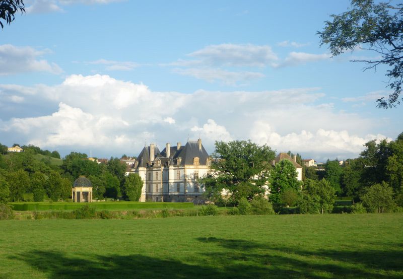 Ch&acirc;teau aper&ccedil;u entre les arbres au long d ela voie cyclable M&acirc;con Cluny