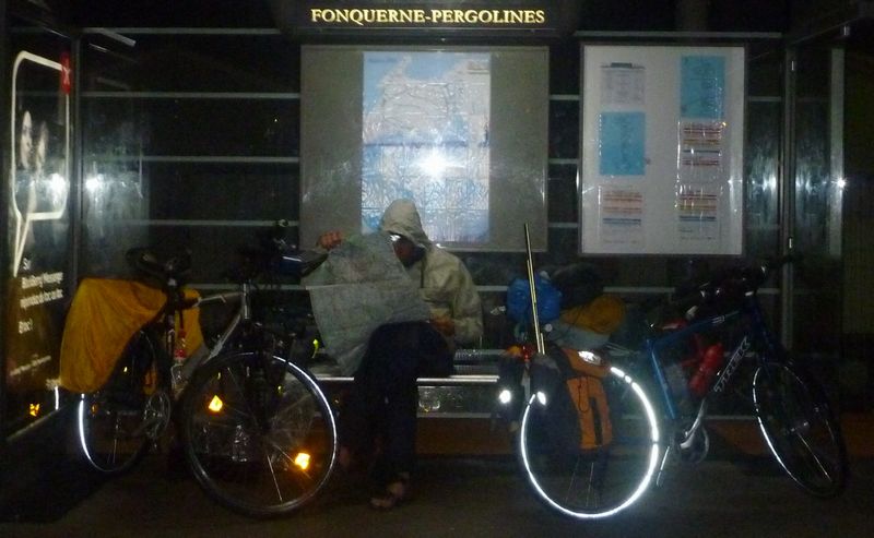 Pluie du matin &agrave; S&egrave;te en 2010 pour ces deux cyclo-touristes : Retour planche photos