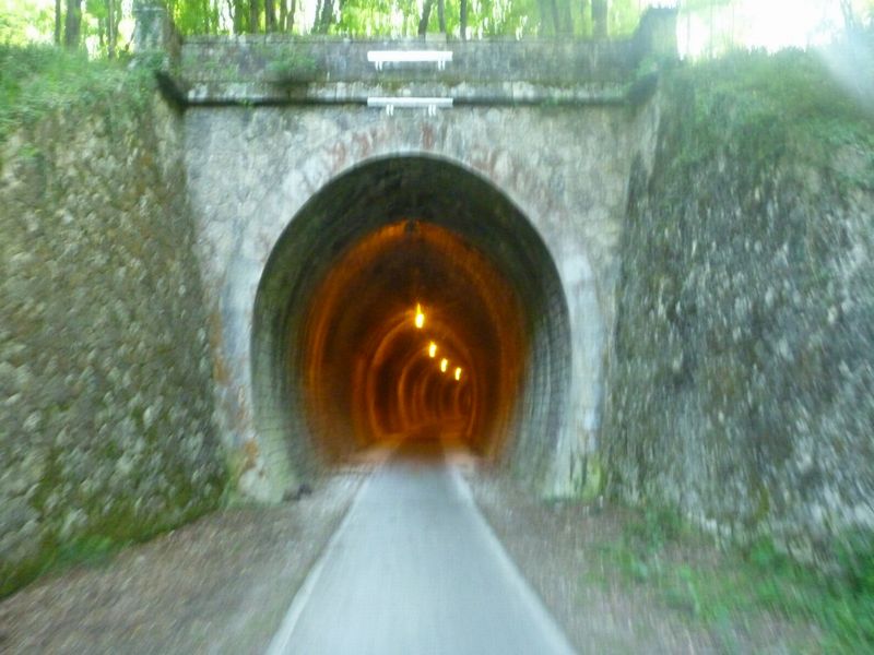Le fameux tunnel en 2010 d'Espiet sur la piste cyclable Lap&eacute;bie entre Sauveterre et Bordeaux 