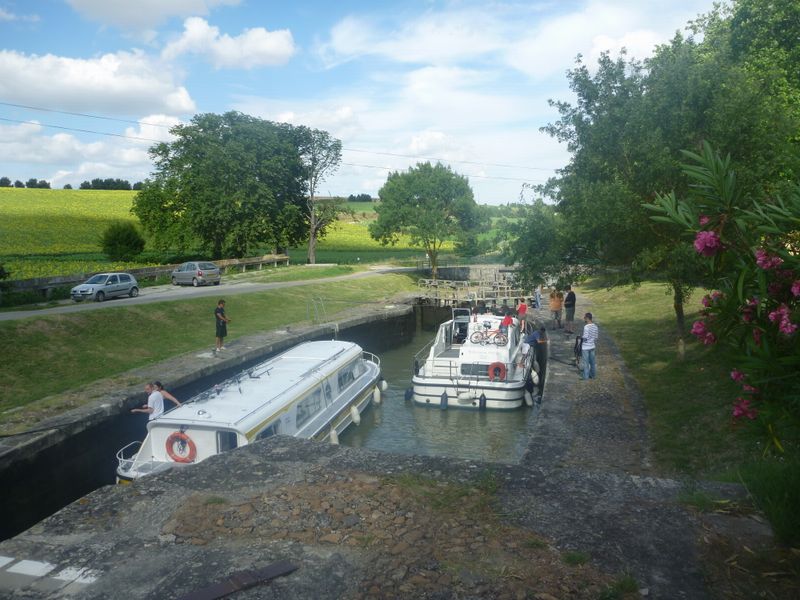 Les plaisienciers lors de passage d'une &eacute;cluse sur le canal du midi en 2010