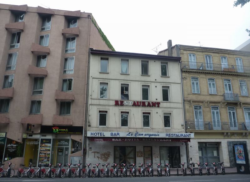 Velib devant l'h&ocirc;tel le camarguais &agrave; Toulouse en 2010