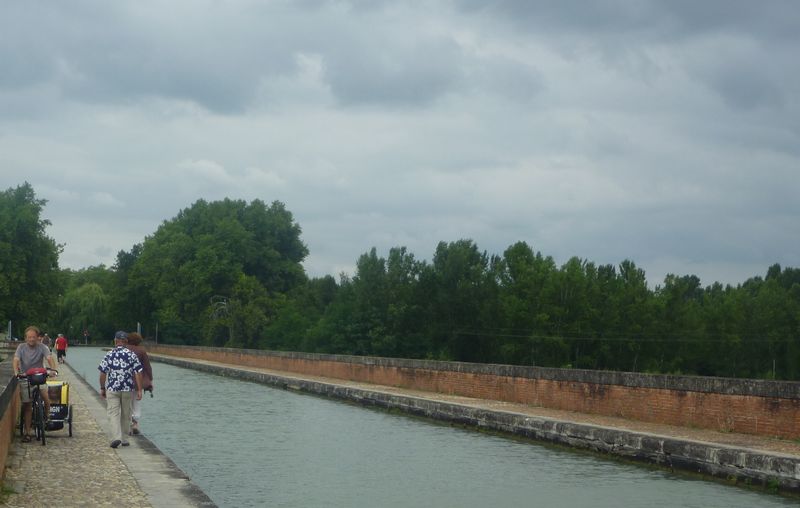Les v&eacute;los n'en m&egrave;nent pas large sur les ponts canaux du canal du midi , la bou&eacute;e est conseill&eacute;e ..