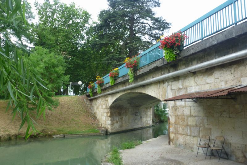 Ici pas de barri&egrave;res sur la voie verte et bleue du canal du midi
