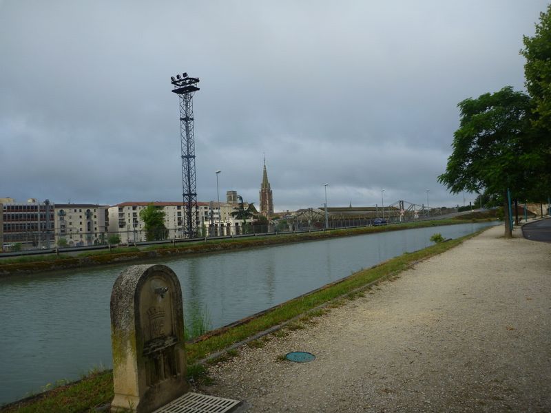 Ici &agrave; .. la piste cyclable est sur le parvis
