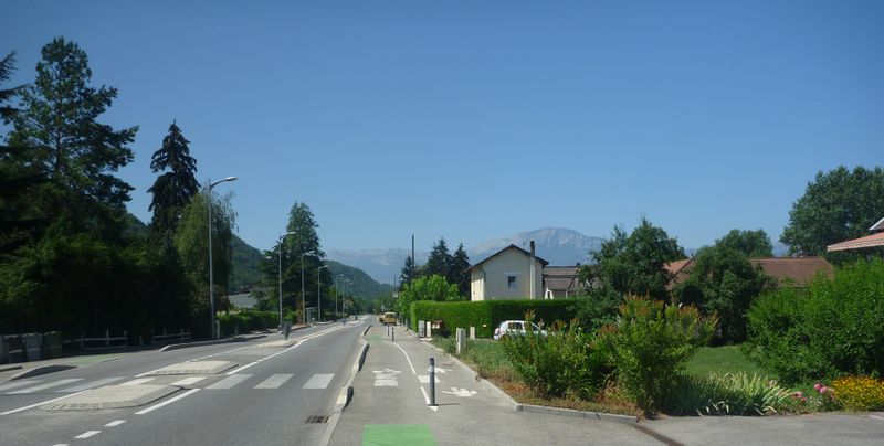 La route de Goncelin &agrave; Gieres en Gresivaudan est tres urbanis&eacute;e et passante, mais ponctu&eacute;e en pointill&eacute; de bandelettes dites cyclables ..
