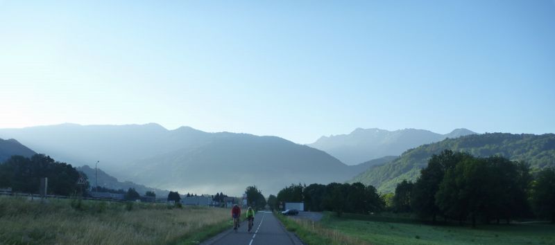 Piste cyclable &agrave; Ugine, un petit matin de juillet 2010 sous le Beaufortin