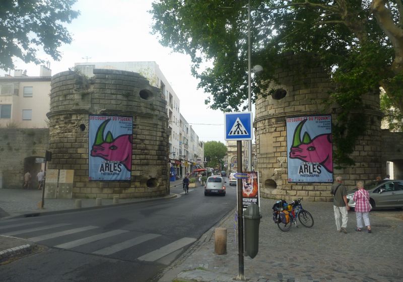 Entr&eacute;e du vieux Arles par le Glaude en goguette en 2010