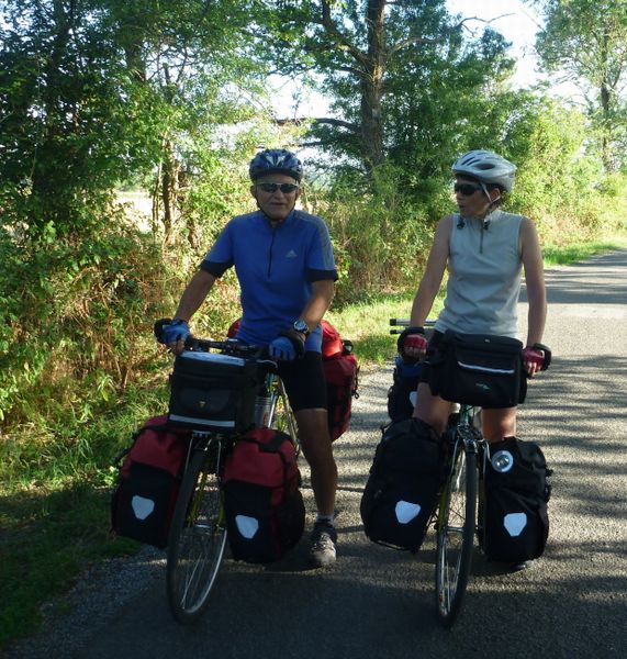Couple de randonneurs &eacute;quip&eacute;s de la fameuse randoneuse 650 de la FFCT en 2010 along la Loire