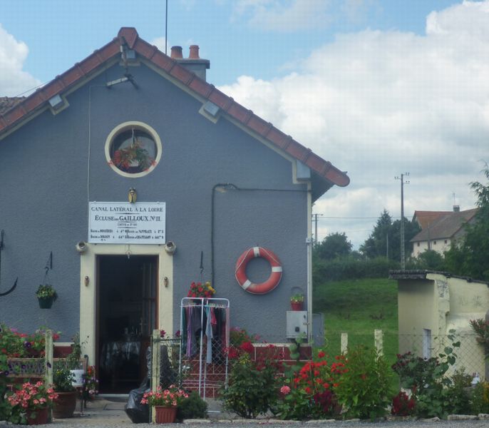 Belle &eacute;cluse bleue sur la canal lat&eacute;ral &agrave; la Loire vue en 2010