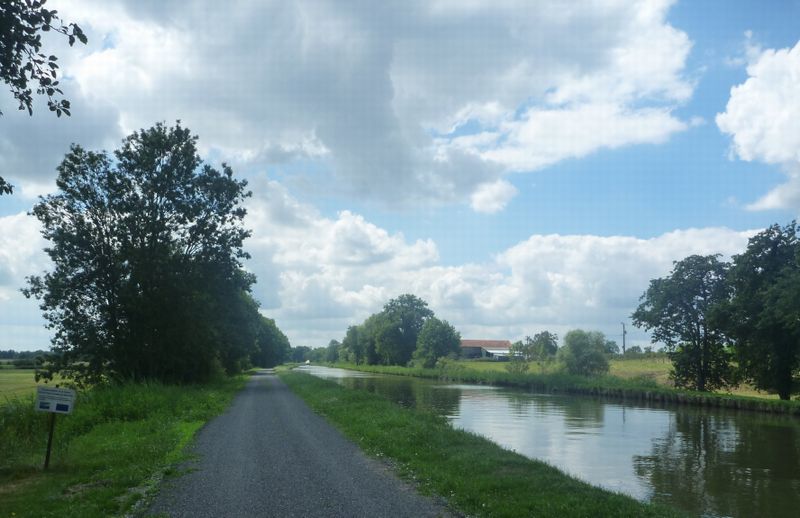 Voie gravillon&eacute;e dite verte sur cet Euro v&eacute;lo 6 along le canal d ela Loire en 2010