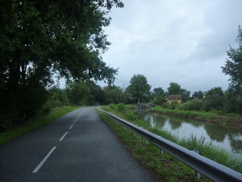 La D 974 est assez tranquille le long du canal lat&eacute;ral &agrave; la Loire