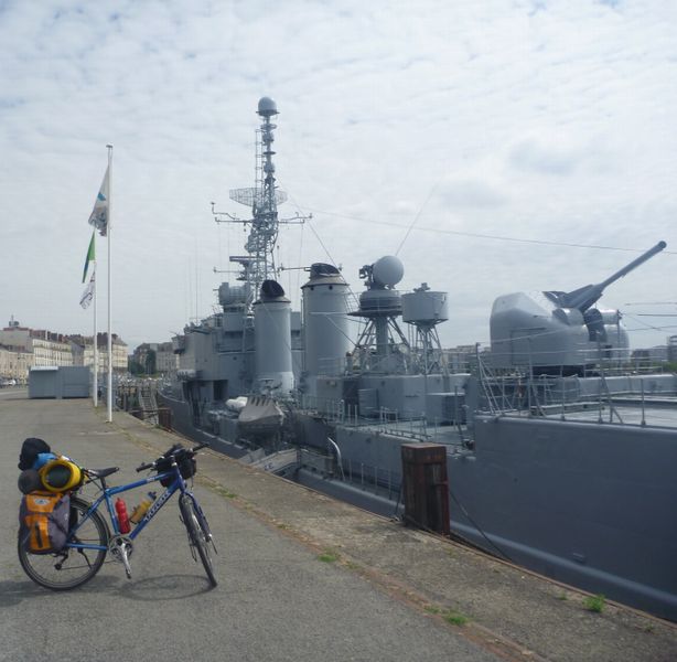 Fanette posant nue devant le Maill&eacute; Br&eacute;z&eacute; &agrave; Nantes en 2010