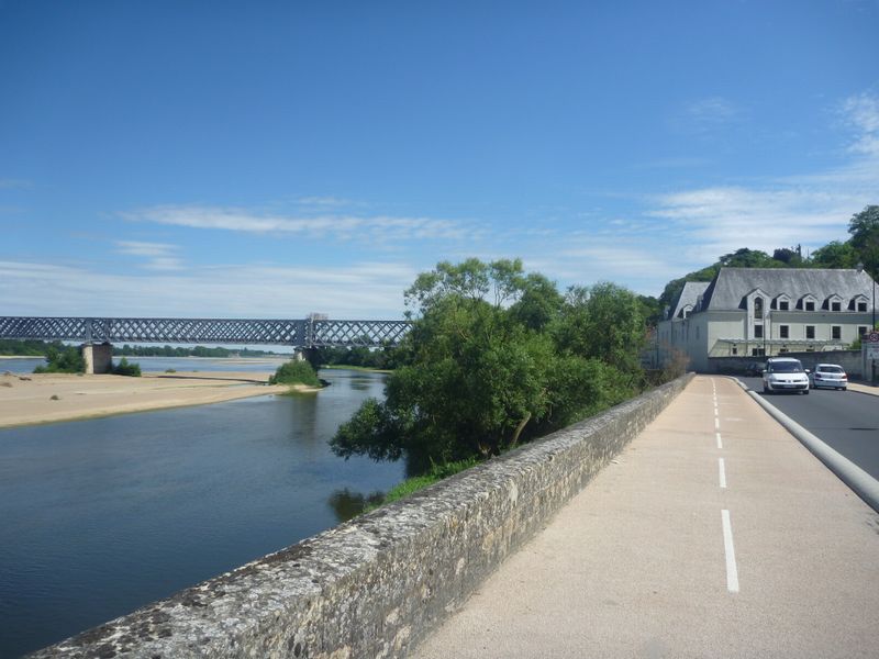 Bandes cyclables apr&egrave;s Saumur ..