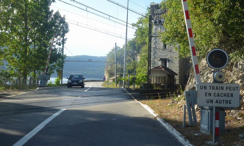 M&eacute;fi sur la travers&eacute;e de ces rails en effet