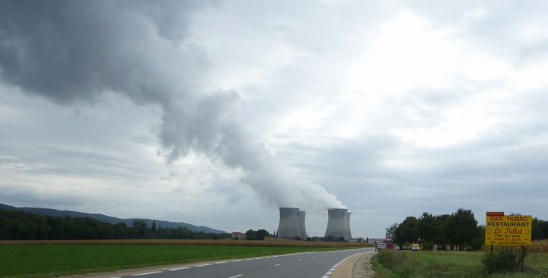 La centrale nucleaire de st vulbas le bugey vue par un cyclo-touriste en 2010, elle donne d&eacute;j&agrave; le sens du vent ..